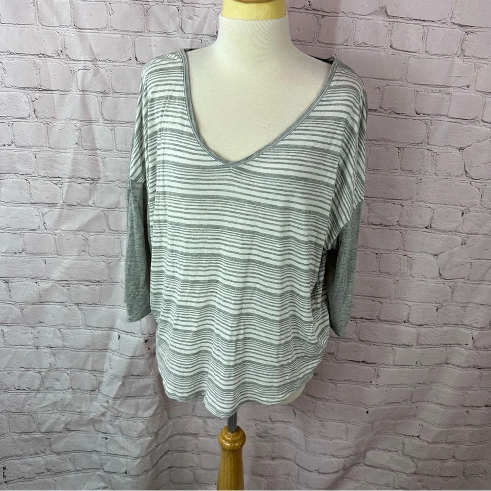 white house black market grey white striped casual 3/4 sleeve top sz XL v-neck